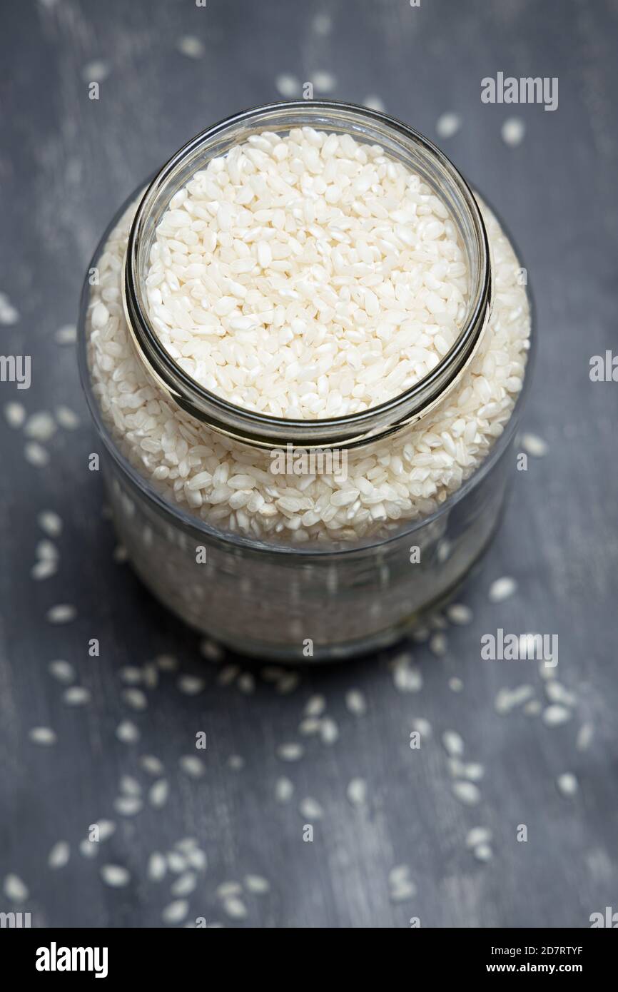 Grand bol en verre rempli de riz placé sur un plan d'examen. Concept écologique Banque D'Images