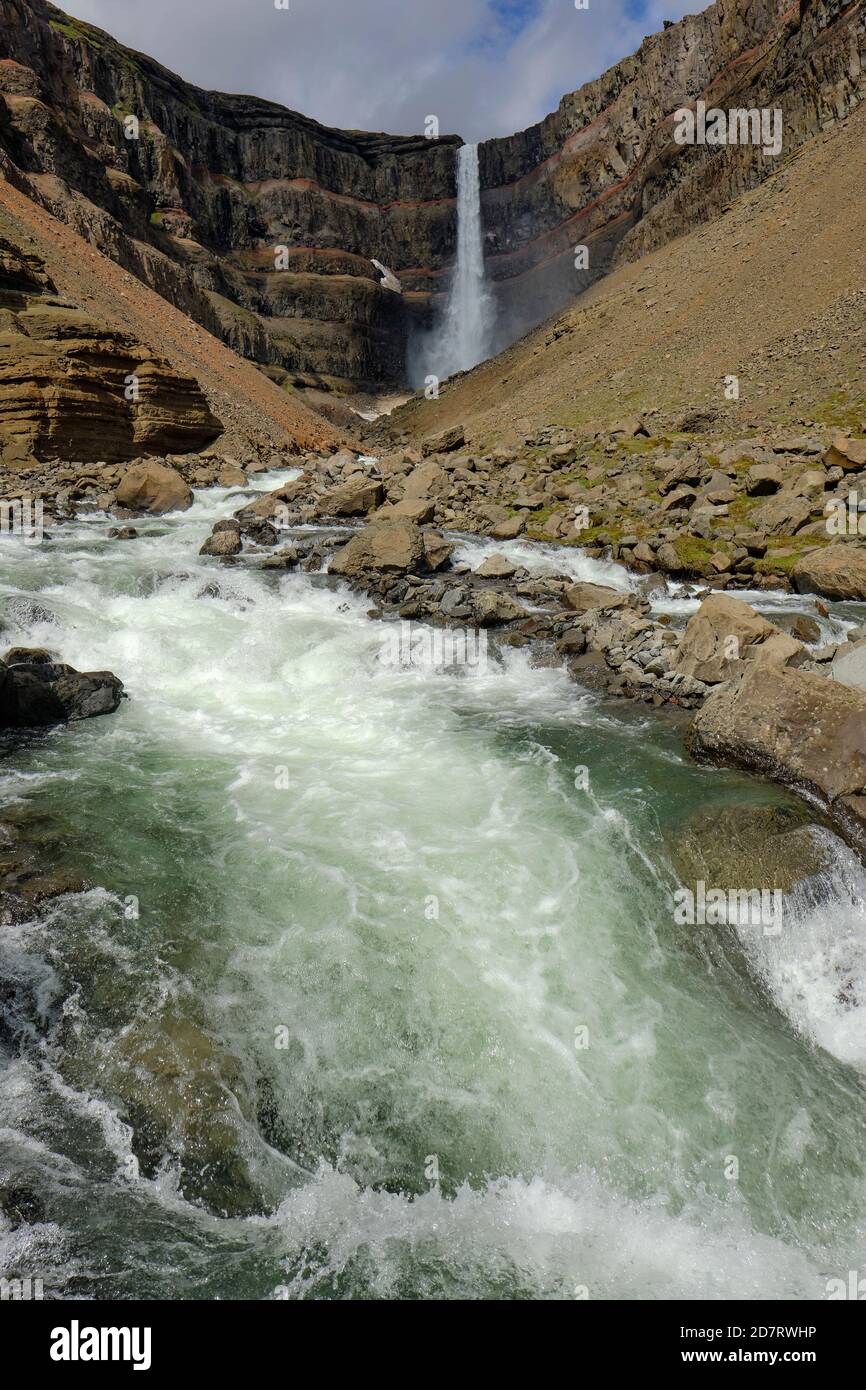 La cascade de Hengifoss et la rivière Hengifossa dans le paysage des hautes terres de Fljótsdalshreppur est de l'Islande Banque D'Images