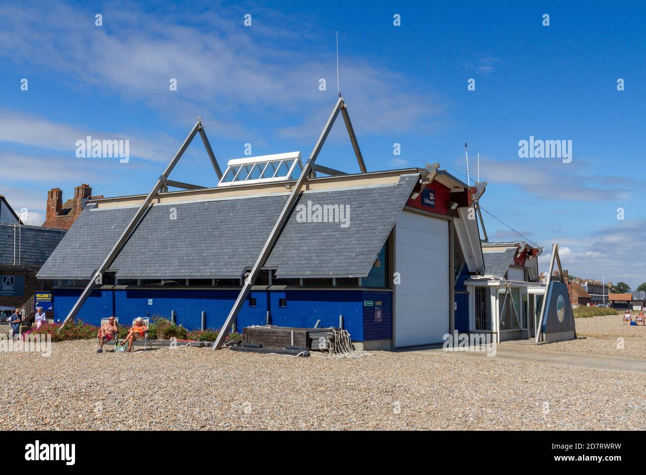 La maison RNLI Lifeboat sur la plage à Aldeburgh, Woodbridge, Suffolk, Royaume-Uni. Banque D'Images