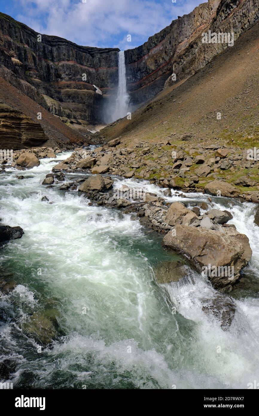 La cascade de Hengifoss et la rivière Hengifossa dans le paysage des hautes terres de Fljótsdalshreppur est de l'Islande Banque D'Images