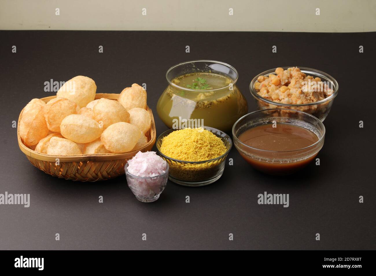 la nourriture traditionnelle indienne pani puri ou Golgappa, gol gappa ou panipuri, la nourriture indienne chat. Banque D'Images