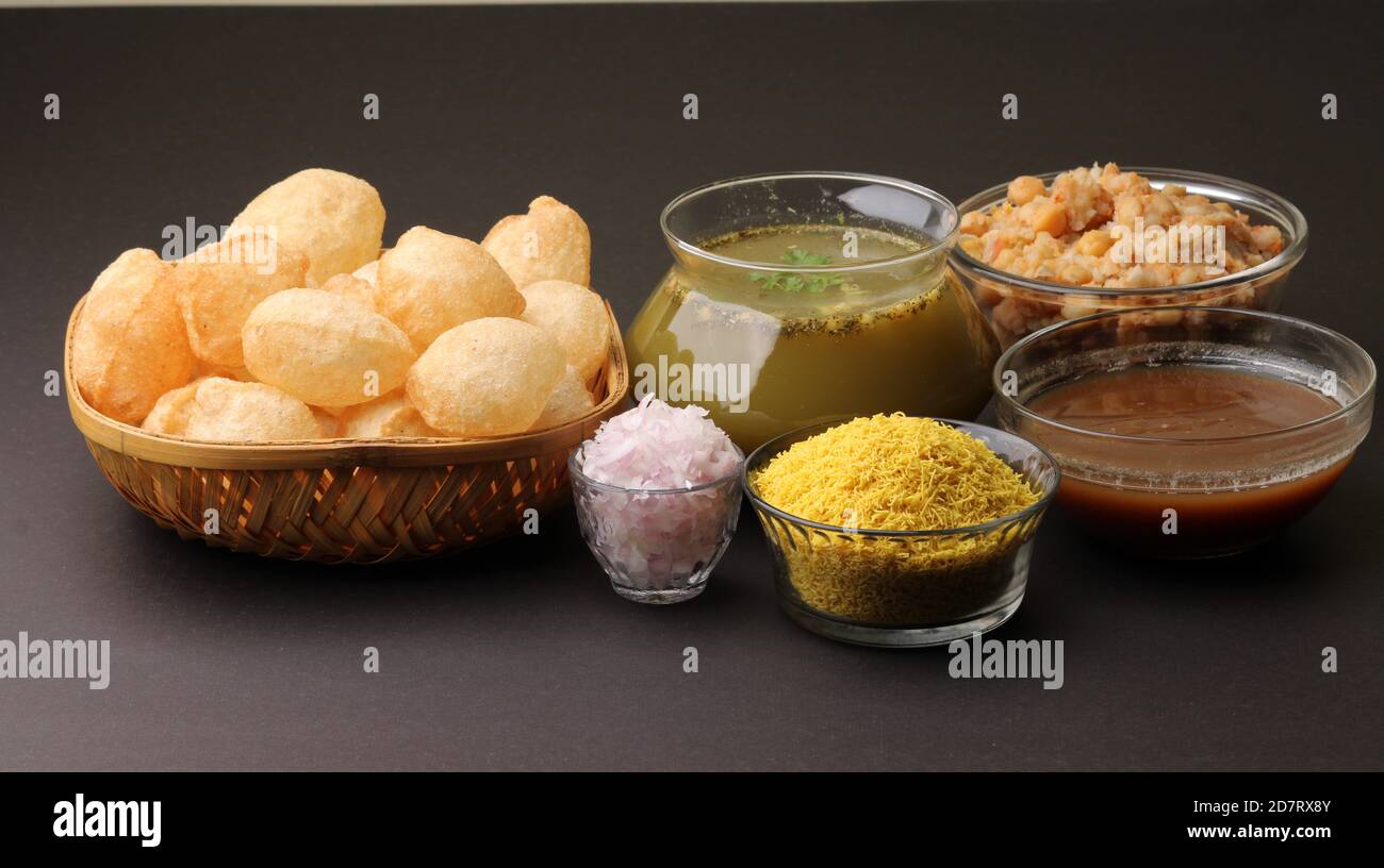 la nourriture traditionnelle indienne pani puri ou Golgappa, gol gappa ou panipuri, la nourriture indienne chat. Banque D'Images