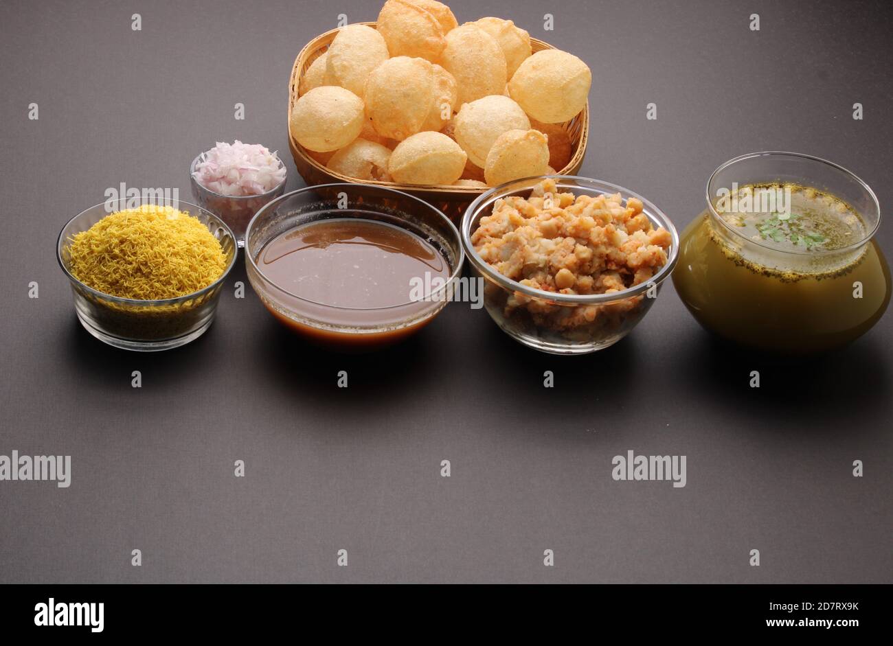 la nourriture traditionnelle indienne pani puri ou Golgappa, gol gappa ou panipuri, la nourriture indienne chat. Banque D'Images