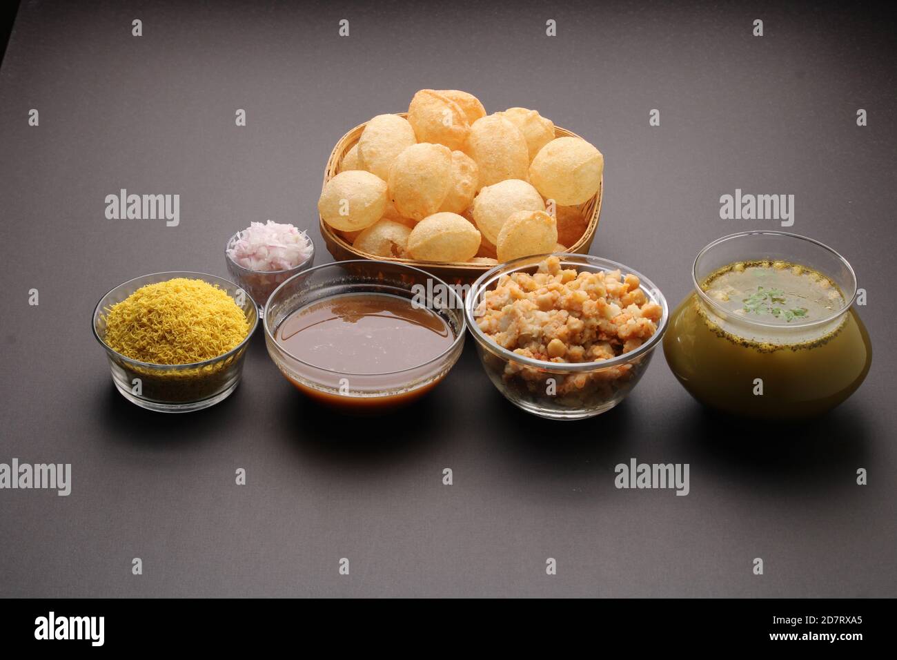 la nourriture traditionnelle indienne pani puri ou Golgappa, gol gappa ou panipuri, la nourriture indienne chat. Banque D'Images