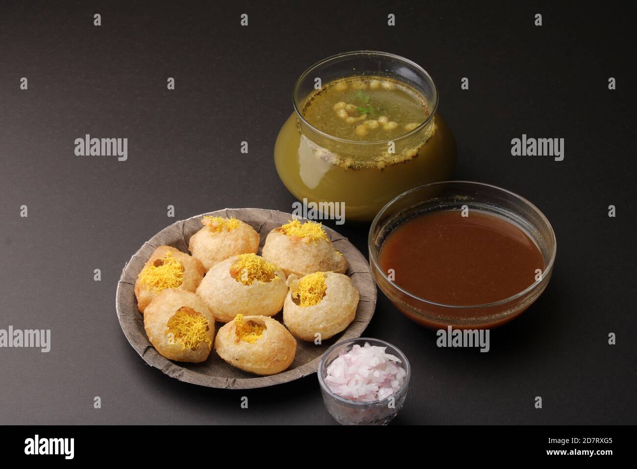 la nourriture traditionnelle indienne pani puri ou Golgappa, gol gappa ou panipuri, la nourriture indienne chat. Banque D'Images