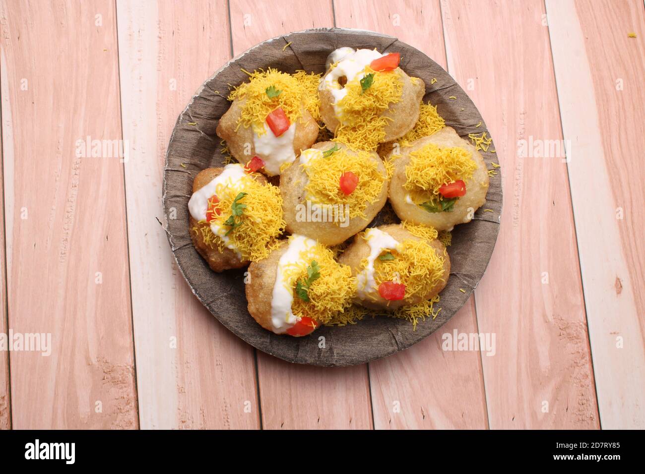 Dahi Puri chat est un snack de côté de route indien qui est particulièrement populaire dans l'État de Maharashtra, en Inde Banque D'Images