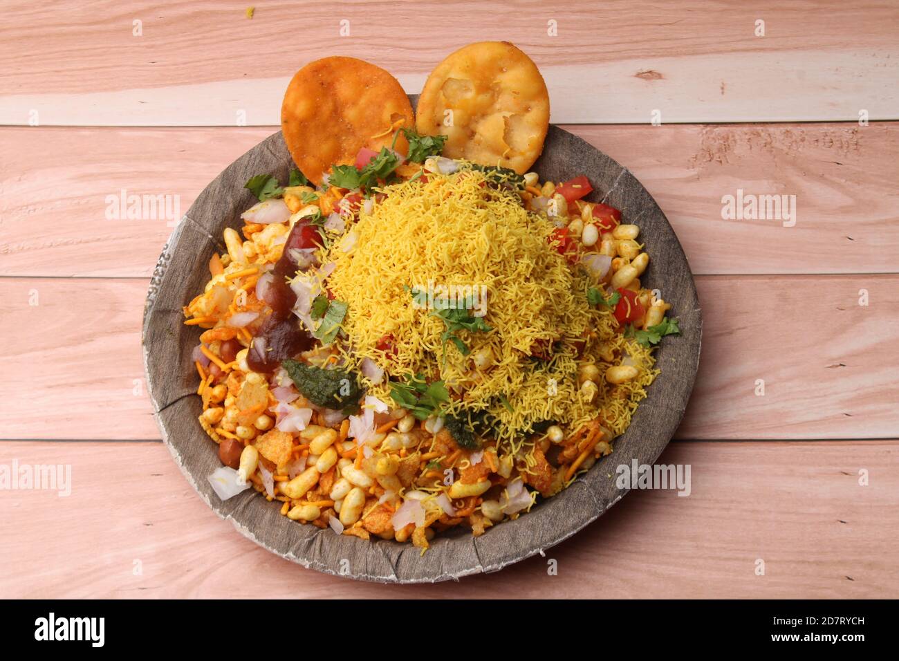 Le Bhelpuri Chaat/chat est une cuisine savoureuse du côté de la route en provenance de l'Inde, servie dans une assiette. Banque D'Images