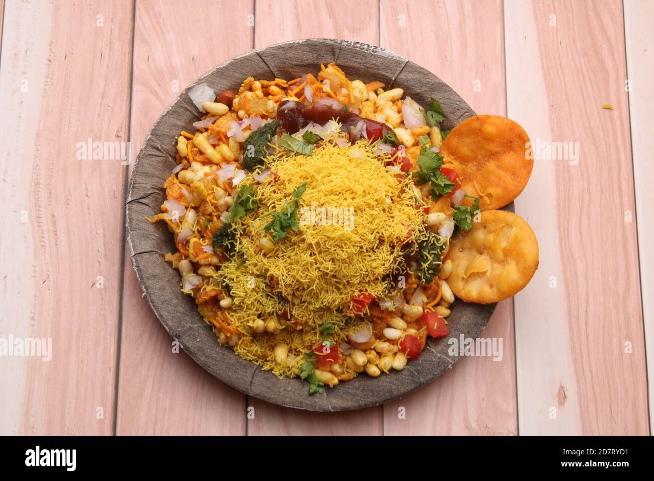 Le Bhelpuri Chaat/chat est une cuisine savoureuse du côté de la route en provenance de l'Inde, servie dans une assiette. Banque D'Images