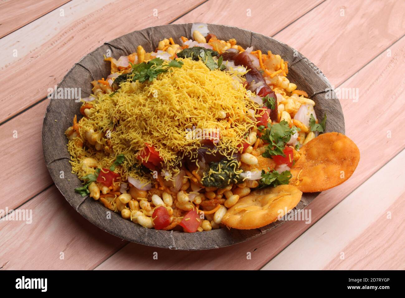 Le Bhelpuri Chaat/chat est une cuisine savoureuse du côté de la route en provenance de l'Inde, servie dans une assiette. Banque D'Images