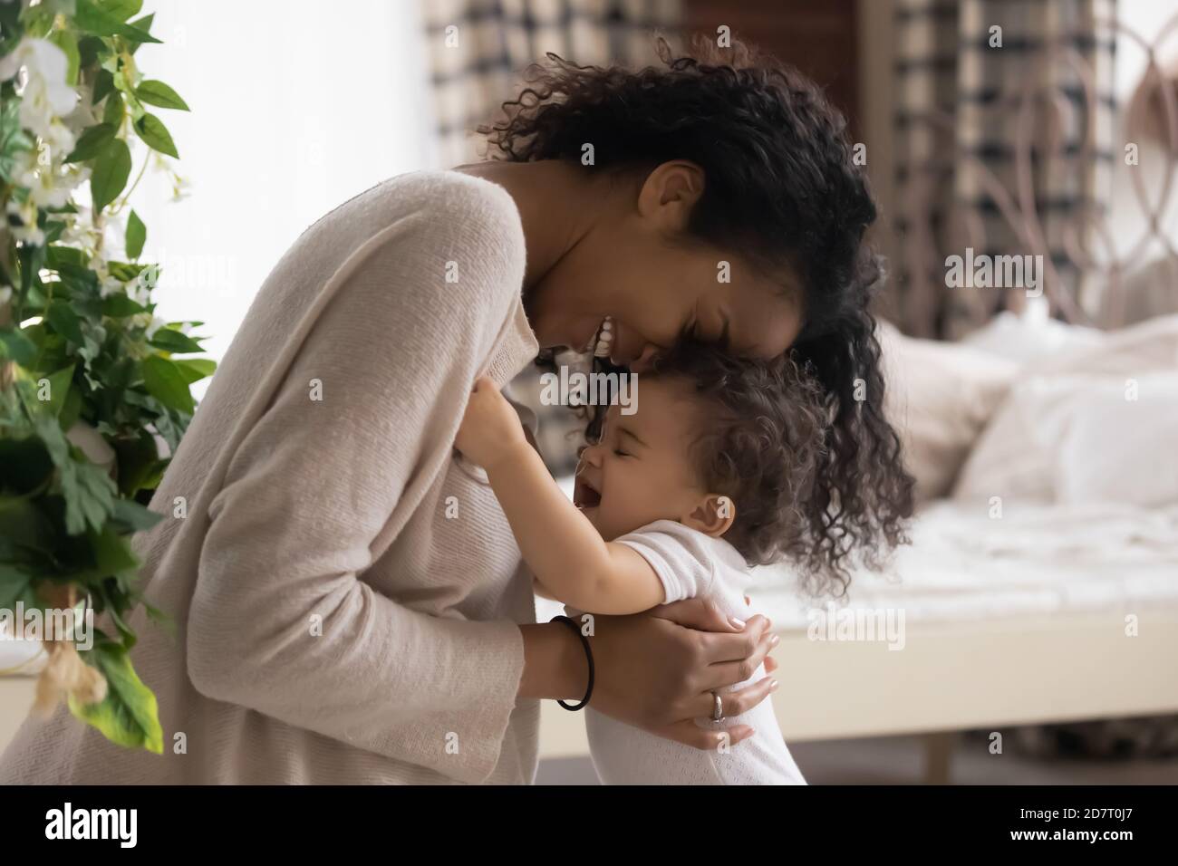 Une maman afro-américaine aimante joue avec un bébé Banque D'Images