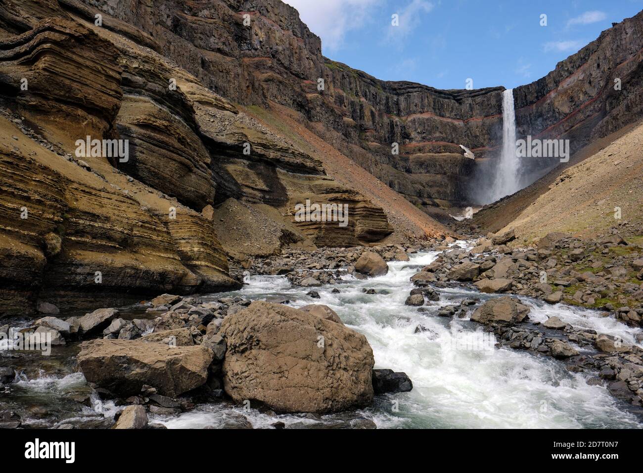 La cascade de Hengifoss et la rivière Hengifossa dans le paysage des hautes terres de Fljótsdalshreppur est de l'Islande Banque D'Images