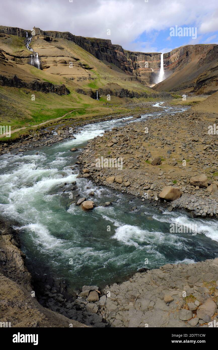 La cascade de Hengifoss et la rivière Hengifossa dans le paysage des hautes terres de Fljótsdalshreppur est de l'Islande Banque D'Images