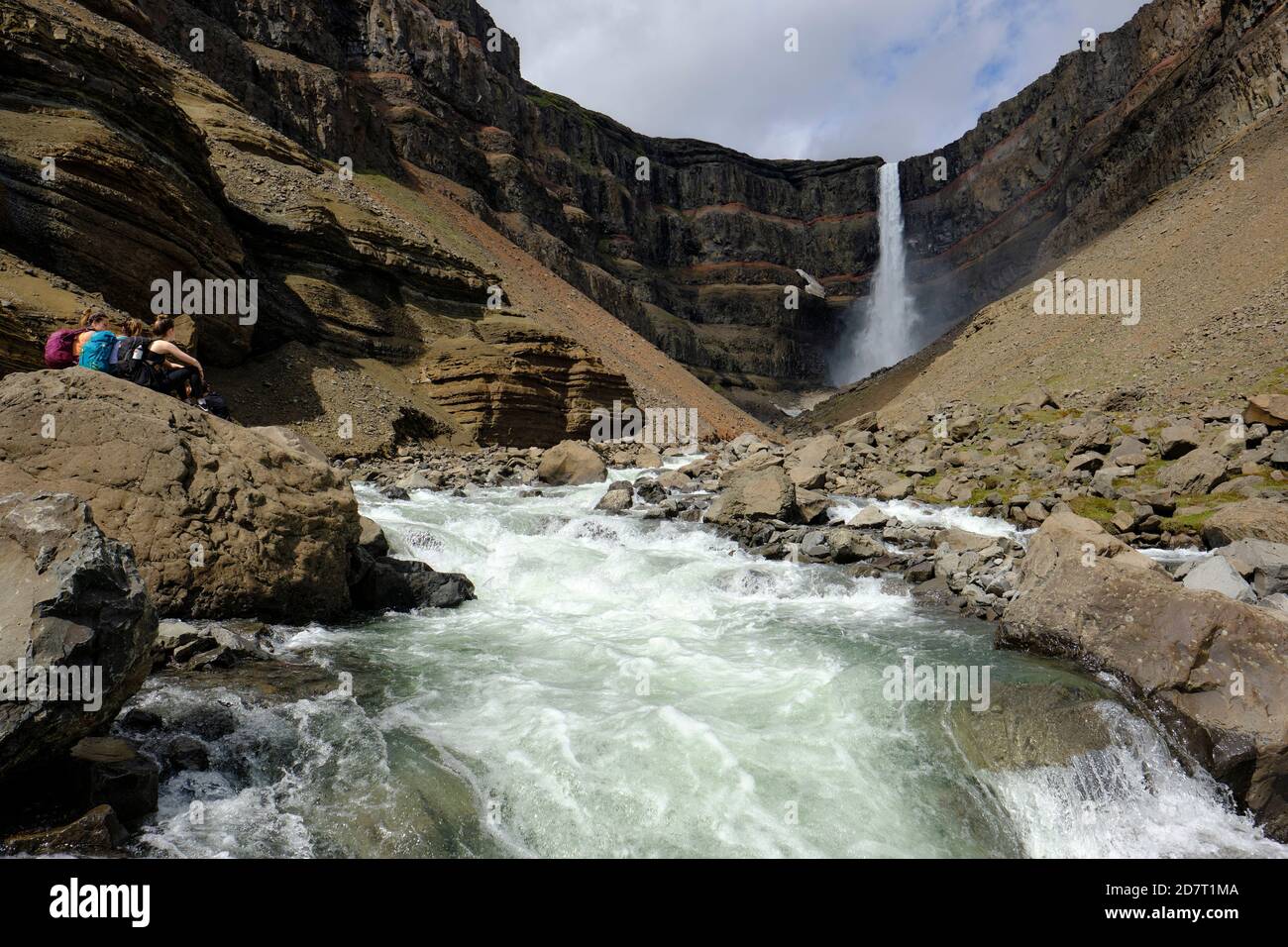 Randonneurs touristiques appréciant la chute d'eau Hengifoss et la rivière Hengifossa à l' Le paysage des hautes terres de Fljótsdalshreppur est de l'Islande Banque D'Images