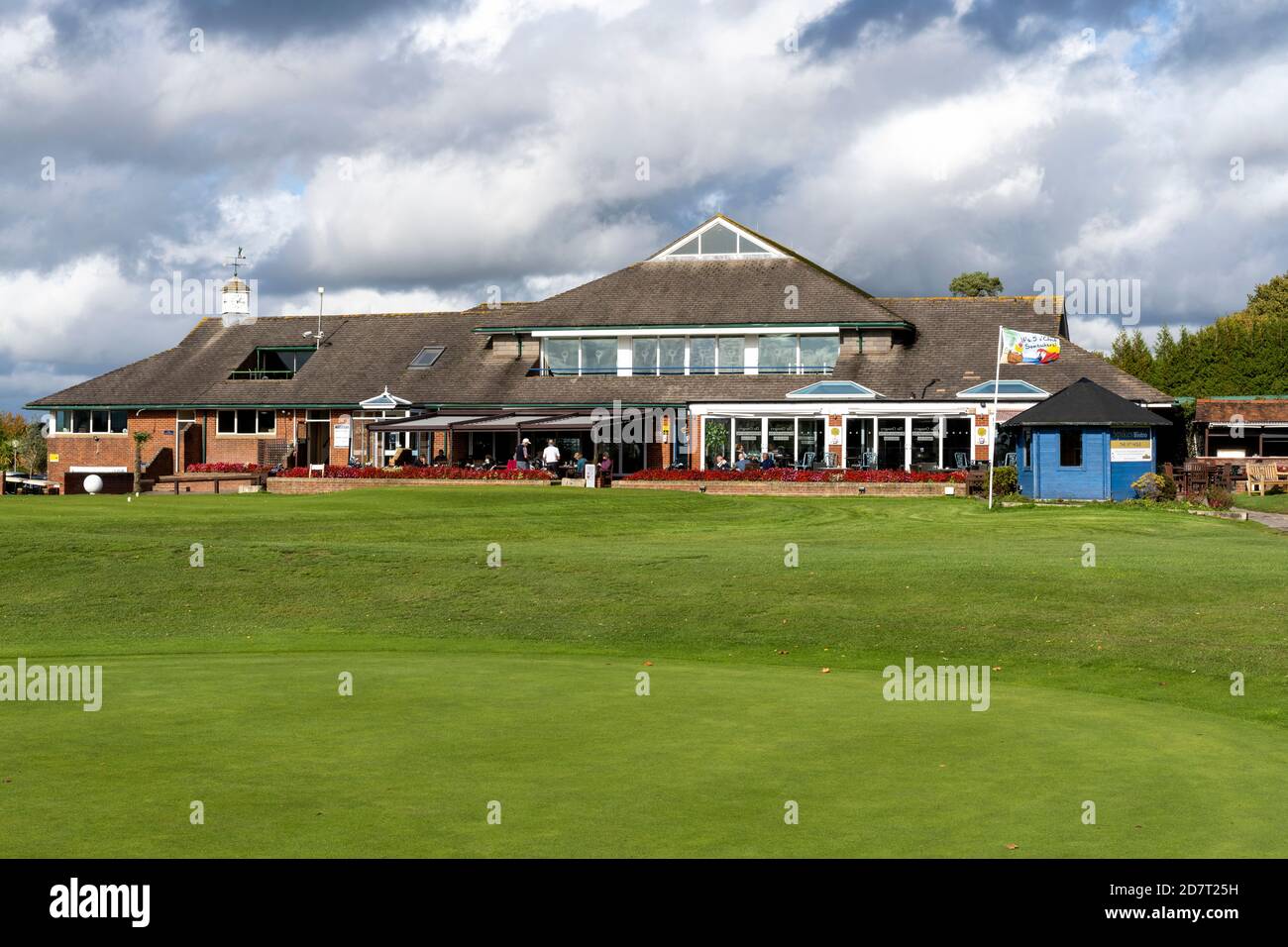 Dudsbury Golf Club Hotel & Spa, Christchurch Road, Ferndown, Bournemouth, Dorset, Angleterre, Royaume-Uni - vue sur le clubhouse. Banque D'Images