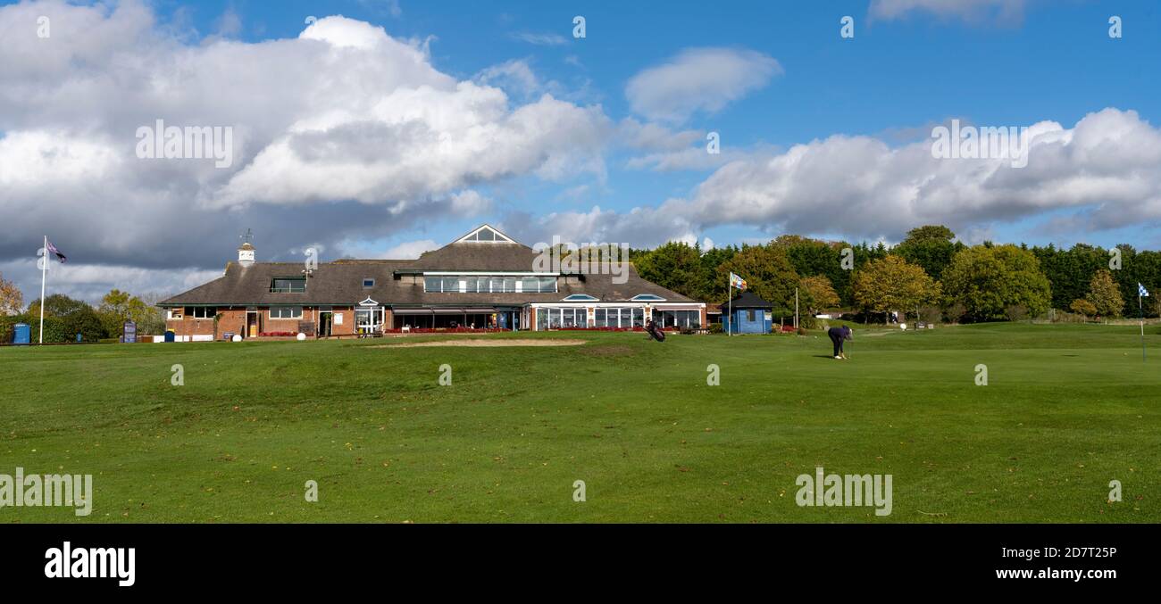 Dudsbury Golf Club Hotel & Spa, Christchurch Road, Ferndown, Bournemouth, Dorset, Angleterre, Royaume-Uni - vue sur le clubhouse. Banque D'Images