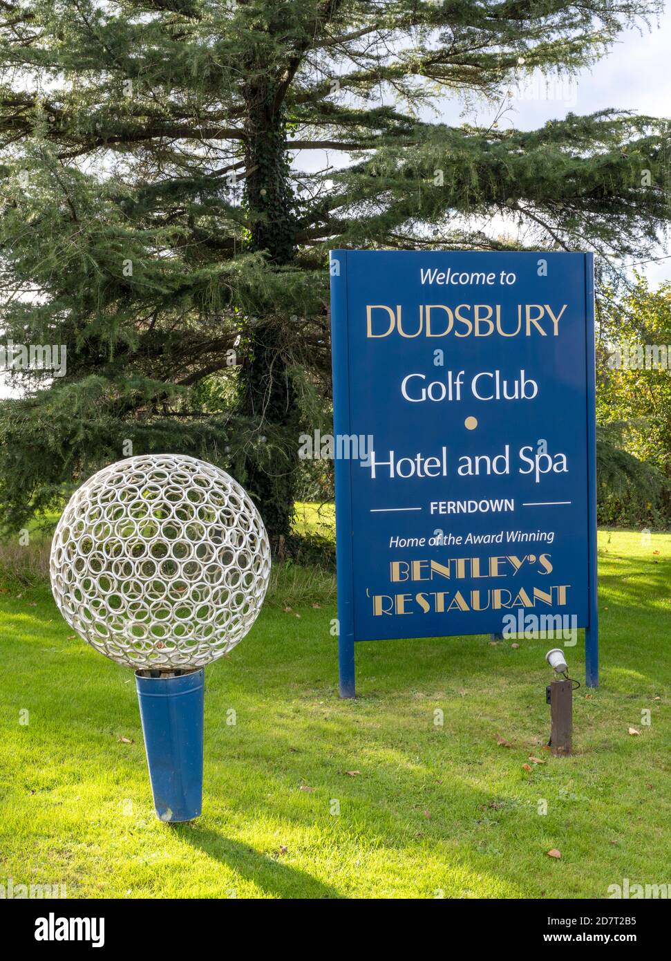 Dudsbury Golf Club Hotel & Spa, Christchurch Road, Ferndown, Bournemouth, Dorset, Angleterre, Royaume-Uni - vue sur les panneaux d'entrée. Banque D'Images