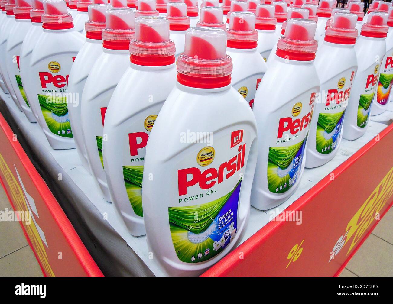 Samara, Russie - 18 mars 2020: Persil POWER gel lavant en poudre sur la tablette prête à la vente au supermagasin Banque D'Images