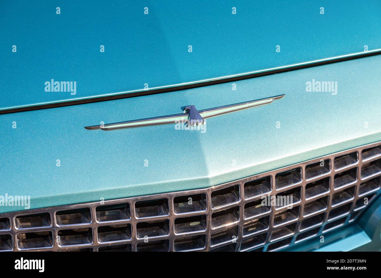 Samara, Russie - 26 octobre 2019 : emblème de la voiture classique rétro Ford Thunderbird. Le Ford Thunderbird est une automobile américaine fabriquée par FO Banque D'Images