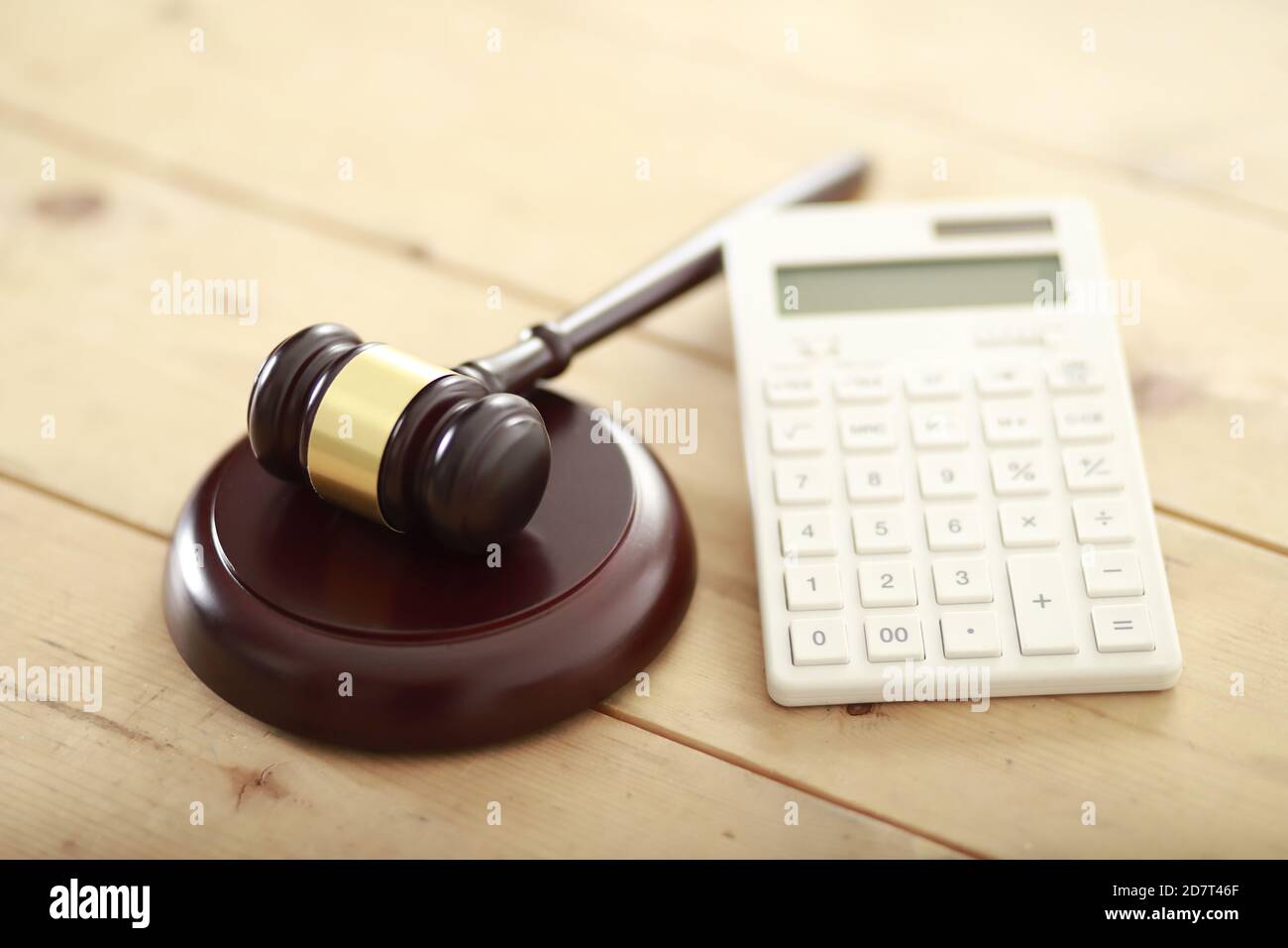 Concept de droit fiscal. Juge et calculatrice sur table Banque D'Images