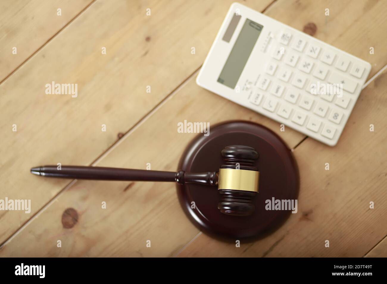 Le gavel du juge et la calculatrice sur la table.notion de droit fiscal Banque D'Images