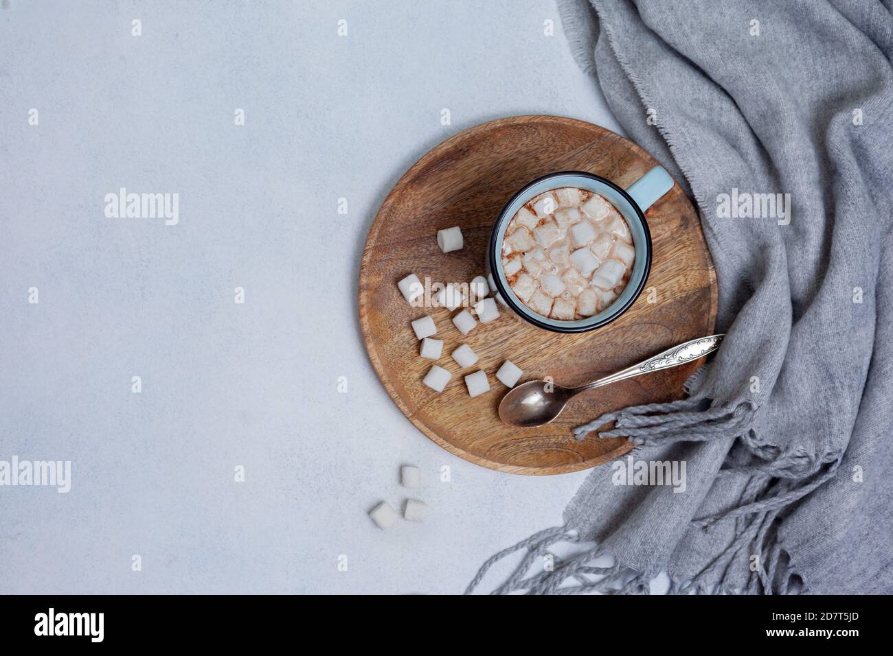 chocolat chaud avec guimauves dans une tasse bleue sur un plateau en bois vue du dessus. espace de copie Banque D'Images