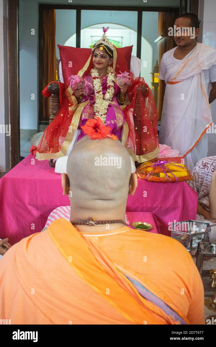 Kumari Puja ou l'adoration de fille est faite le neuvième jour (Navami) de Durga Puja. C'est rituel dans lequel la petite fille est adorée comme une incarnation de Shakti (Déesse Durga). C'est l'une des attractions spéciales de Durga Puja et ils célèbrent cette foi comme un culte cérémonieux des jeunes filles comme mère Divine. Les moines vêtus de Saffron exécutent ce rituel où la fille est baignée dans l'eau du ganga et est habillée de saree rouge et jaune et ornée de bijoux. (Photo de Ribhu Chatterjee/Pacific Press) Banque D'Images