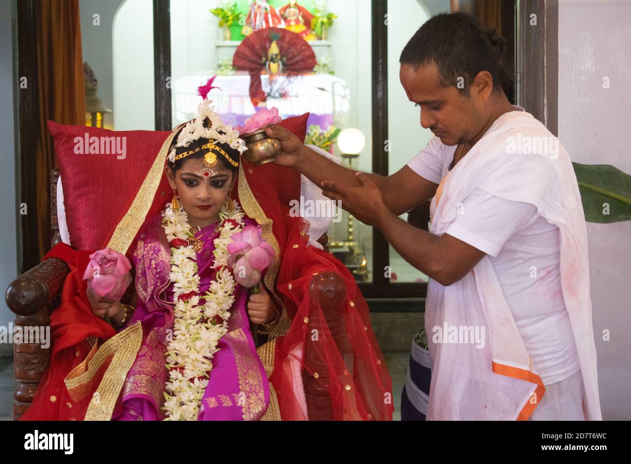 Kumari Puja ou l'adoration de fille est faite le neuvième jour (Navami) de Durga Puja. C'est rituel dans lequel la petite fille est adorée comme une incarnation de Shakti (Déesse Durga). C'est l'une des attractions spéciales de Durga Puja et ils célèbrent cette foi comme un culte cérémonieux des jeunes filles comme mère Divine. Les moines vêtus de Saffron exécutent ce rituel où la fille est baignée dans l'eau du ganga et est habillée de saree rouge et jaune et ornée de bijoux. (Photo de Ribhu Chatterjee/Pacific Press) Banque D'Images