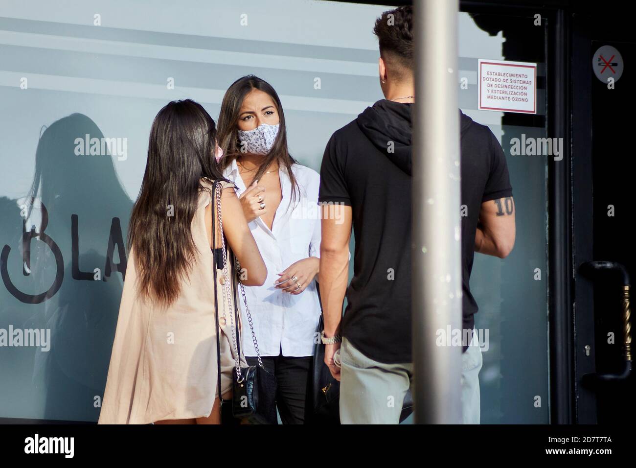 Majadahonda, Espagne. 30 septembre 2020. Melyssa Pinto et Fiama Rodriguez (personnalités de l'émission de télévision "la Isla de las Tentaciones") ont montré sortir de Black Shadow Tattoo Studio à Majadahonda, Espagne. Credit: Oscar Gil/Alfa Images/Alay Live News Banque D'Images