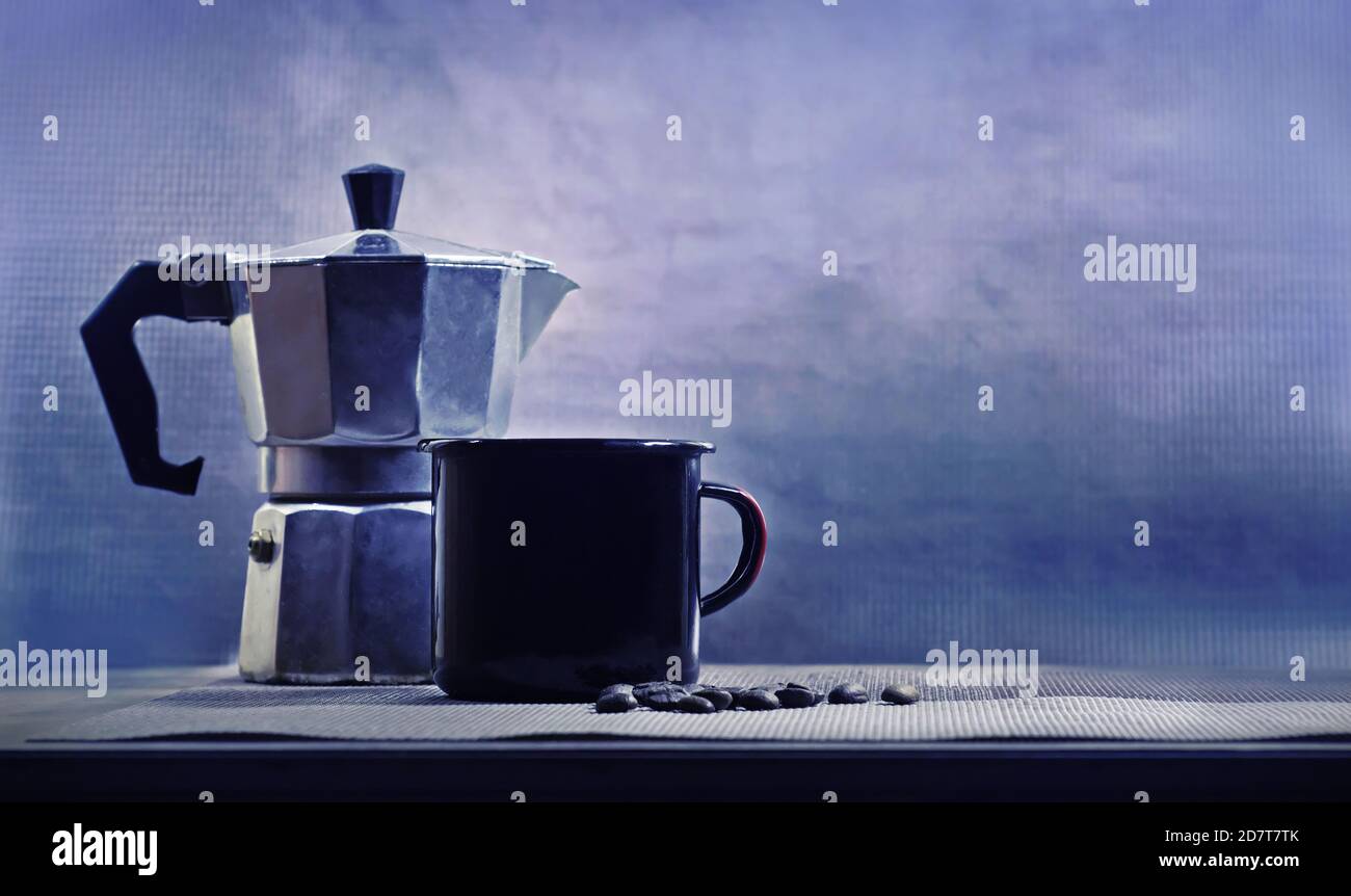 Photo d'une tasse de café Moka express et de grains de café, sur un fond de table de barre avec espace de copie Banque D'Images