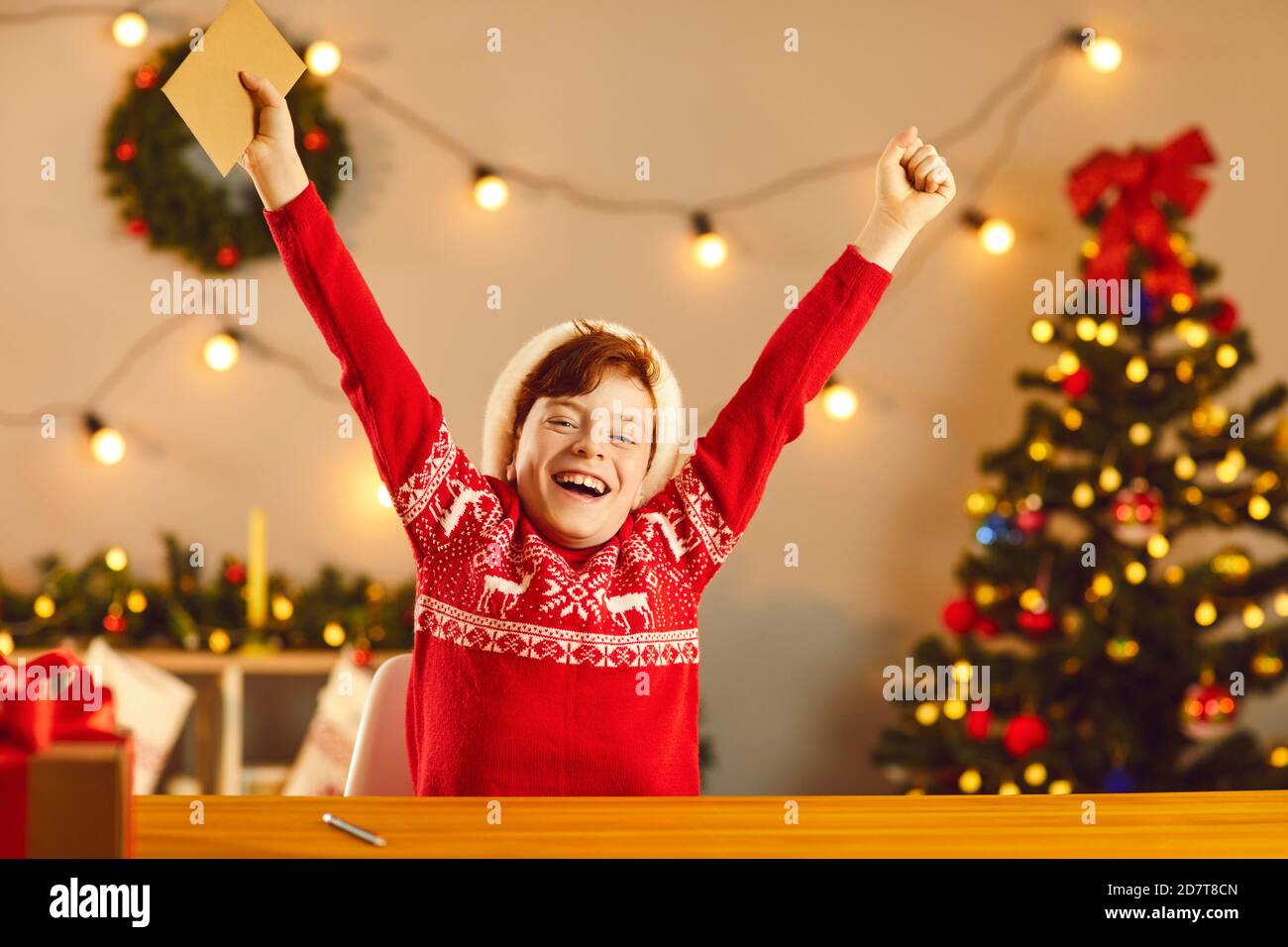 Super heureux enfant, sûr que son souhait de Noël sera vrai, criant Hooray et rire Banque D'Images