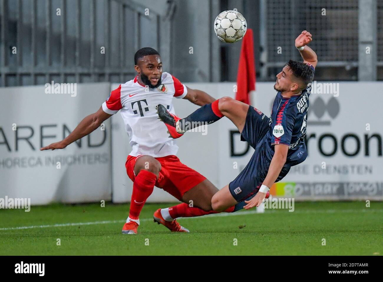 UTRECHT, PAYS-BAS - OCTOBRE 24 : Moussa Sylla du FC Utrecht, Julio Pleguezuelo du FC Twente pendant le match néerlandais Eredivisiie entre le FC Utrecht et le FC Twente au stade Galgenwaard, le 24 octobre 2020 à Utrecht, pays-Bas (photo de Gerrit van Keulen/Orange Pictures) Banque D'Images