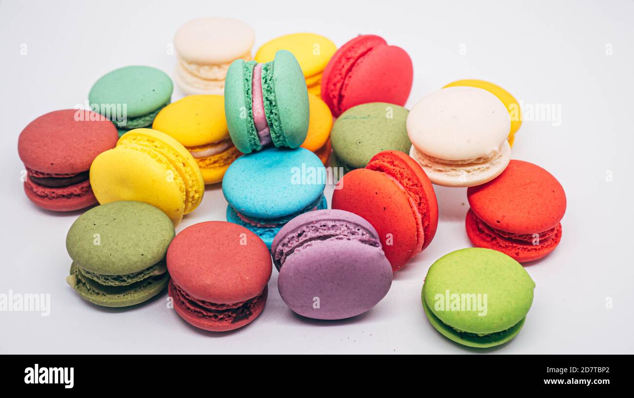Desserts français doux aux macarons pastel isolés sur fond blanc. Banque D'Images