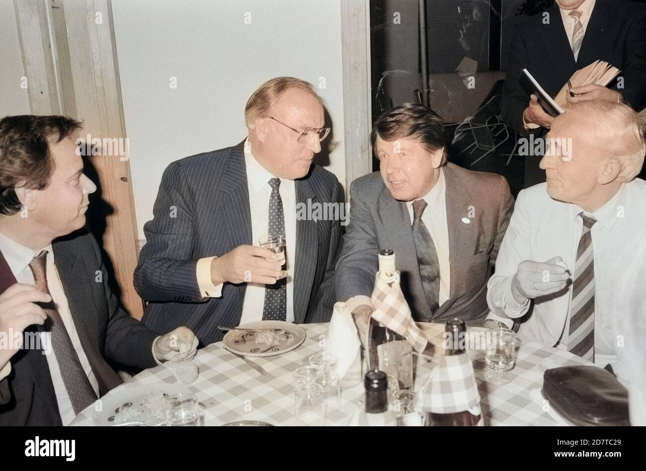 Helmut Kohl, deutscher Bundeskanzler (Mitte), einem bein Essen en Hamburg, Deutschland um 1984. Le chancelier allemand Helmut Kohl (centre), en train de dîner à Hambourg, en Allemagne autour de 1984. Banque D'Images