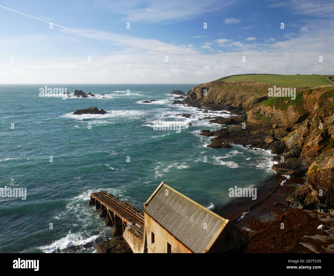 L'ancienne maison de canot de sauvetage à Polpiar Cove, le Lizard, le jour ensoleillé de novembre. Banque D'Images