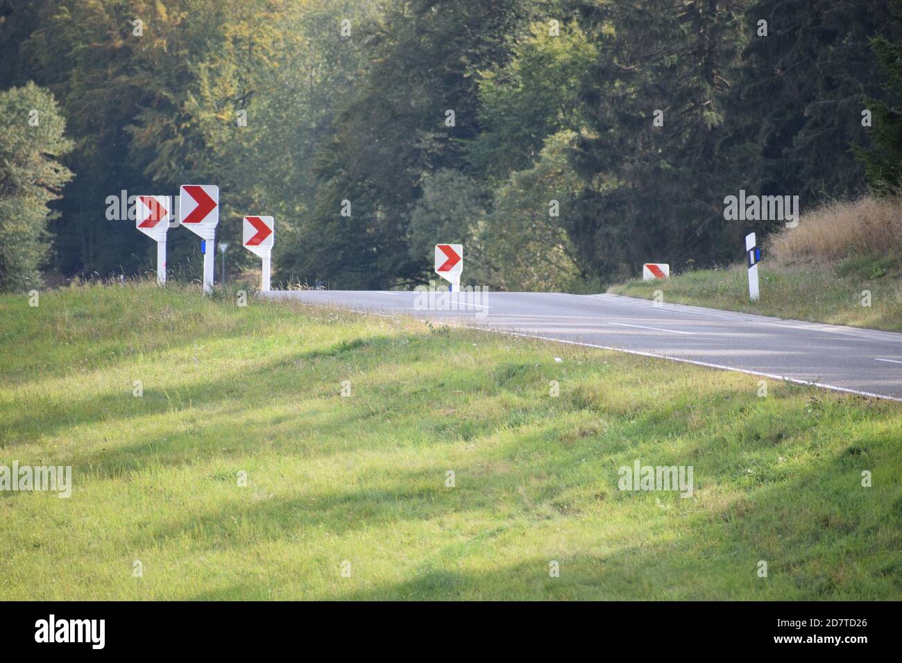 Route sinueuse dans l'Eifel près d'Adenau Banque D'Images