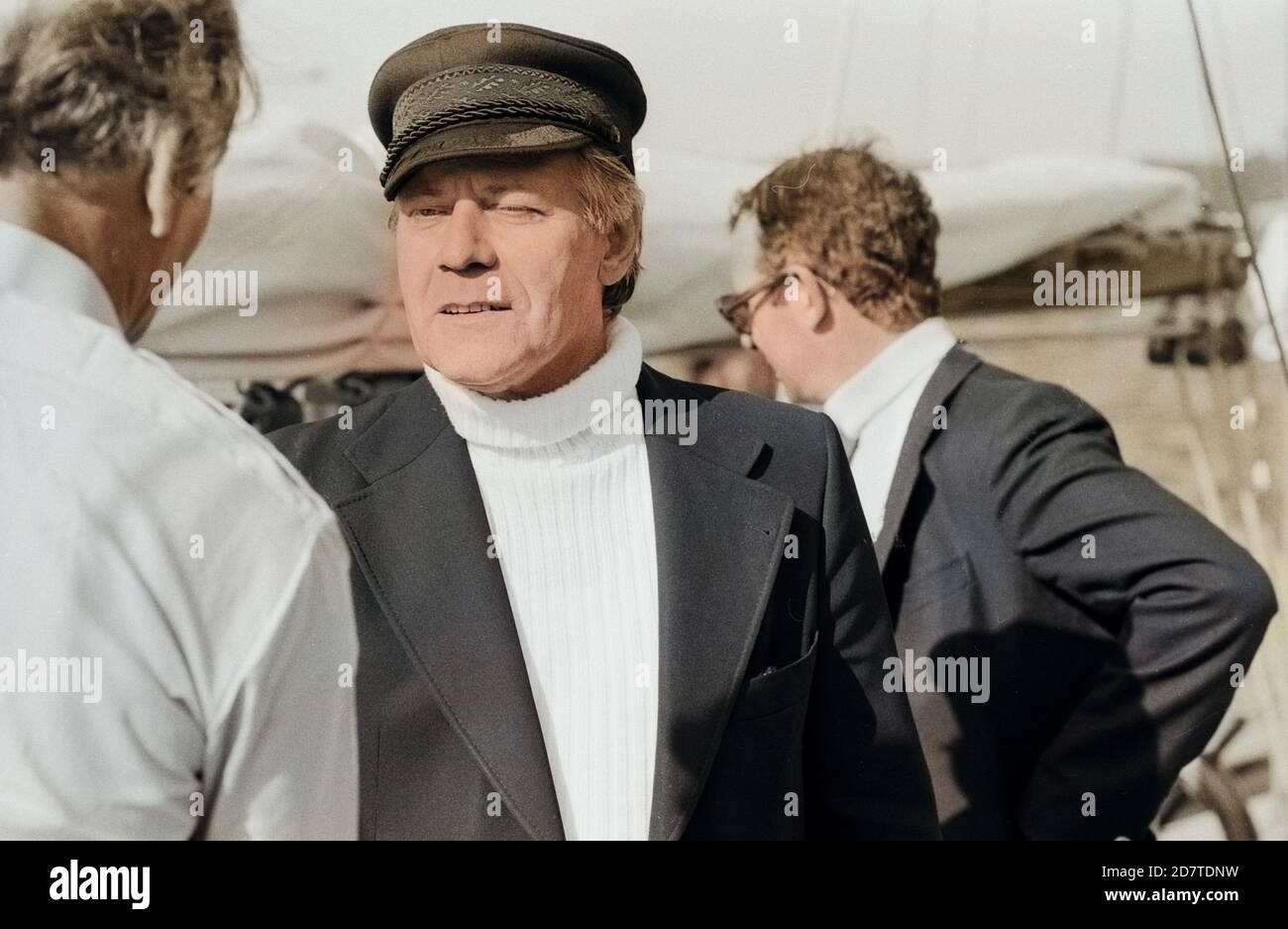 Bundeskanzler Helmut Schmidt beim Landgang nach dem Segeln, Deutschland um 1980. Helmut Schmidt, chancelier allemand sur terre après la voile, Allemagne vers 1980. Banque D'Images