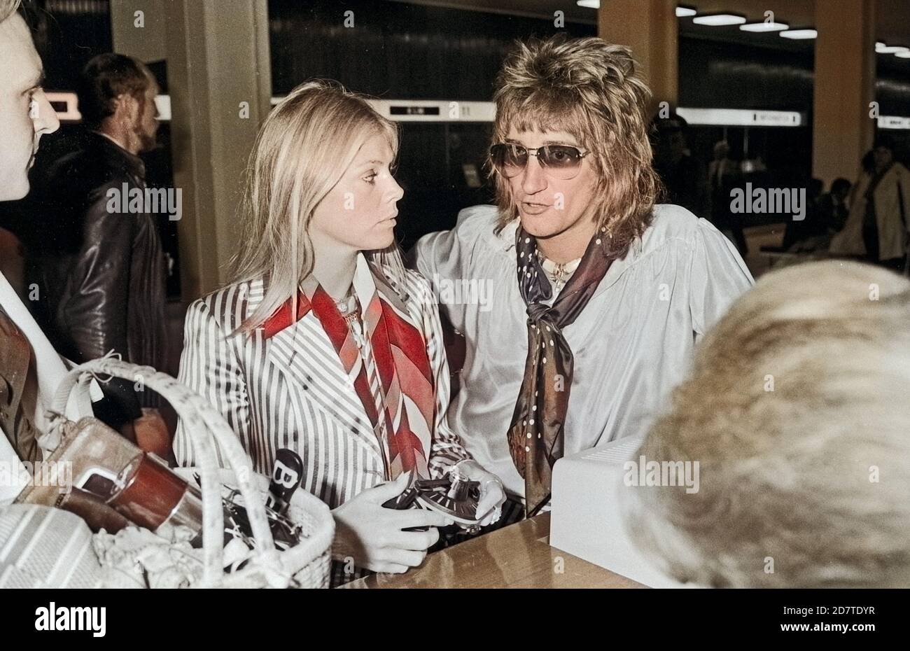 Rod Stewart, britischer Rockmusiker, mit der damaligen Freundin der schwedischen Schauspielerin Britt Ekland, Deutschland um 1975. Rod Stewart, musicien de rock britannique, avec l'ancienne amie l'actrice suédoise Britt Ekland, Allemagne vers 1975. Banque D'Images