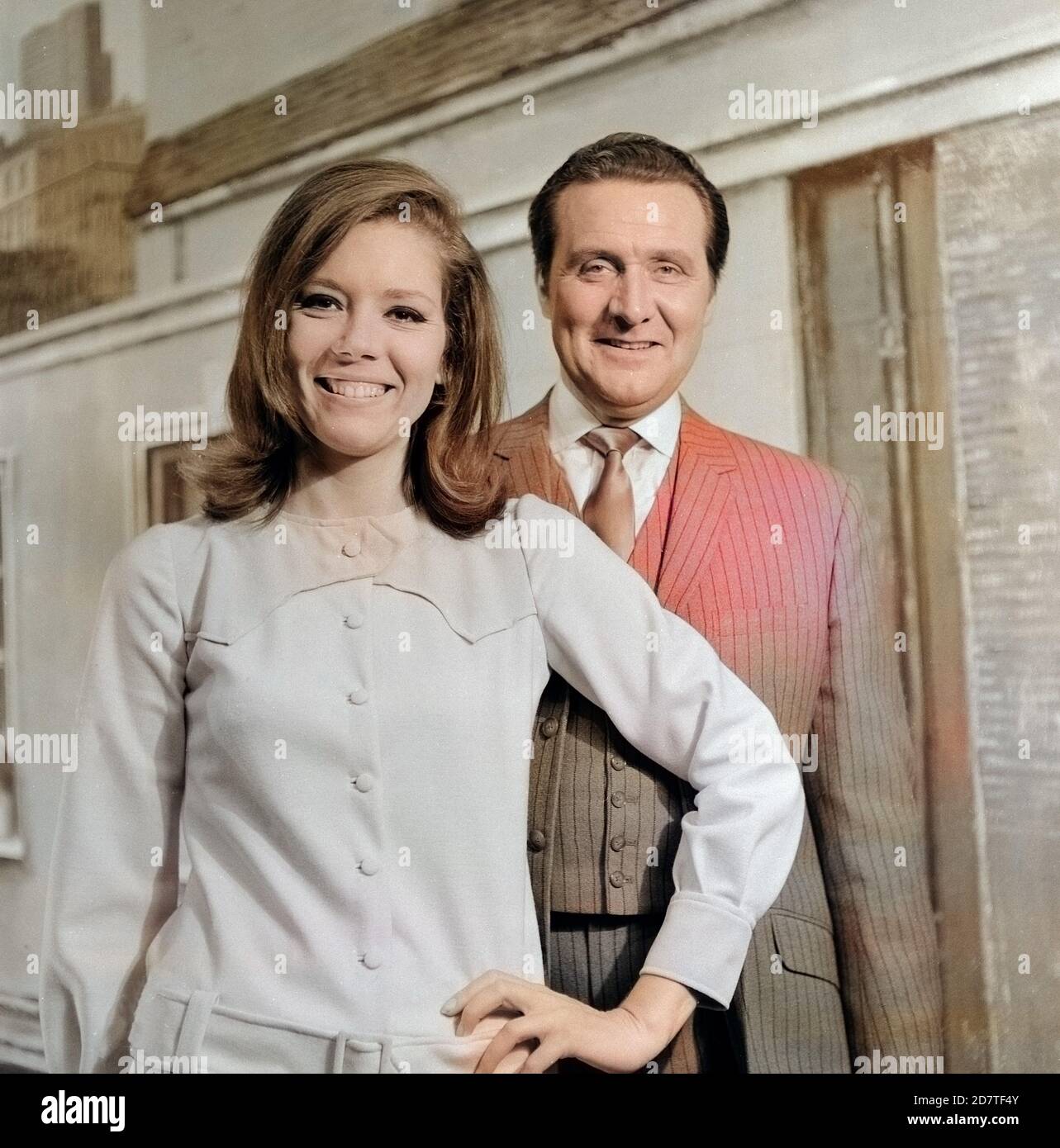 Diana Rigg und Patrick Macnee, britische Schauspieler, bekannt aus der Fernsehserie 'it Schirm, charme und Melone', à Hambourg; Deutschland um 1966. Les acteurs britanniques Diana Rigg et Patrick Macnee, connus de la série télévisée "Les Avengers", à Hambourg, en Allemagne vers 1966. Banque D'Images