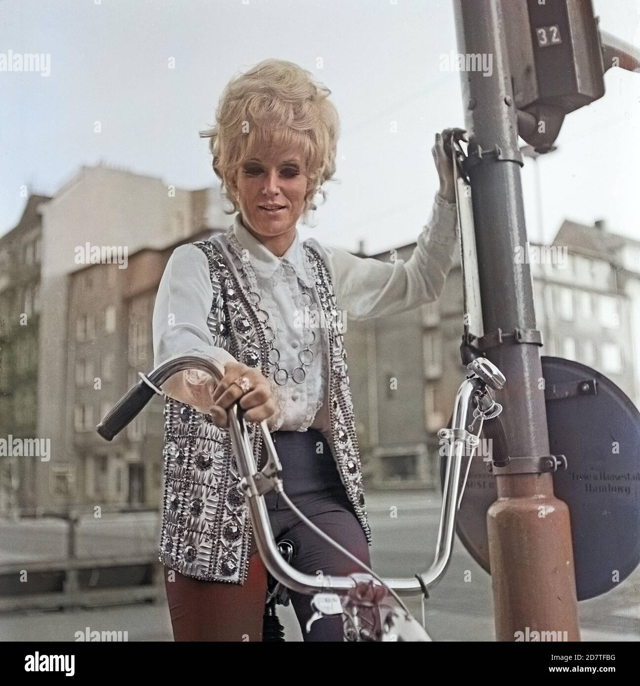 Dusty Springfield, britische Pop- und Soulsängerin, bei einem Besuch à Hambourg auf dem Fahrrad, Deutschland 1970. Chanteuse britannique de pop et d'âme Dusty Springfield à vélo lors d'une visite à Hambourg, Allemagne 1970. Banque D'Images