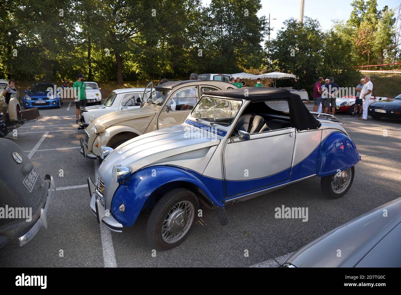 Vintage Citroën 2CV y compris Citroëen 2CV Cabriolet, Cabriolet ou Soft Top car Banque D'Images