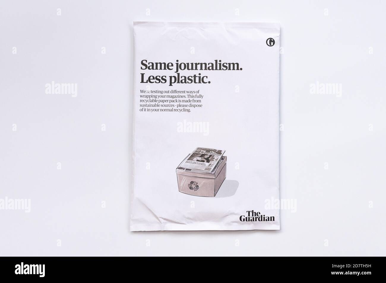 Réduction des déchets plastiques à usage unique - The Saturday Guardian magazine de journaux et suppléments emballés dans un emballage en papier 100 % recyclable Banque D'Images