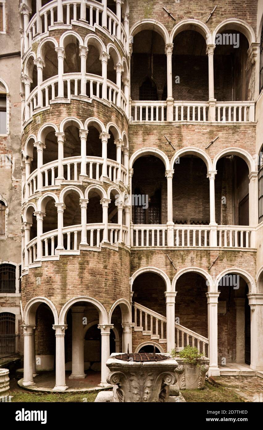 Escalier en colimaçon et arcades, Palazzo Contarini del Bovolo, Venise, Italie Banque D'Images