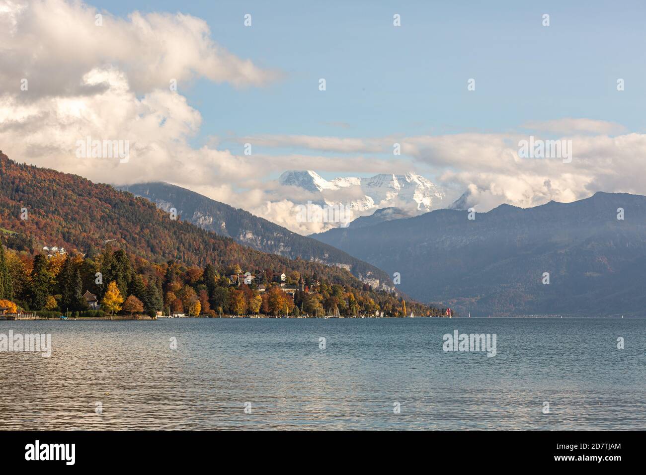 Automne au lac Thun en Suisse entre les montagnes Banque D'Images