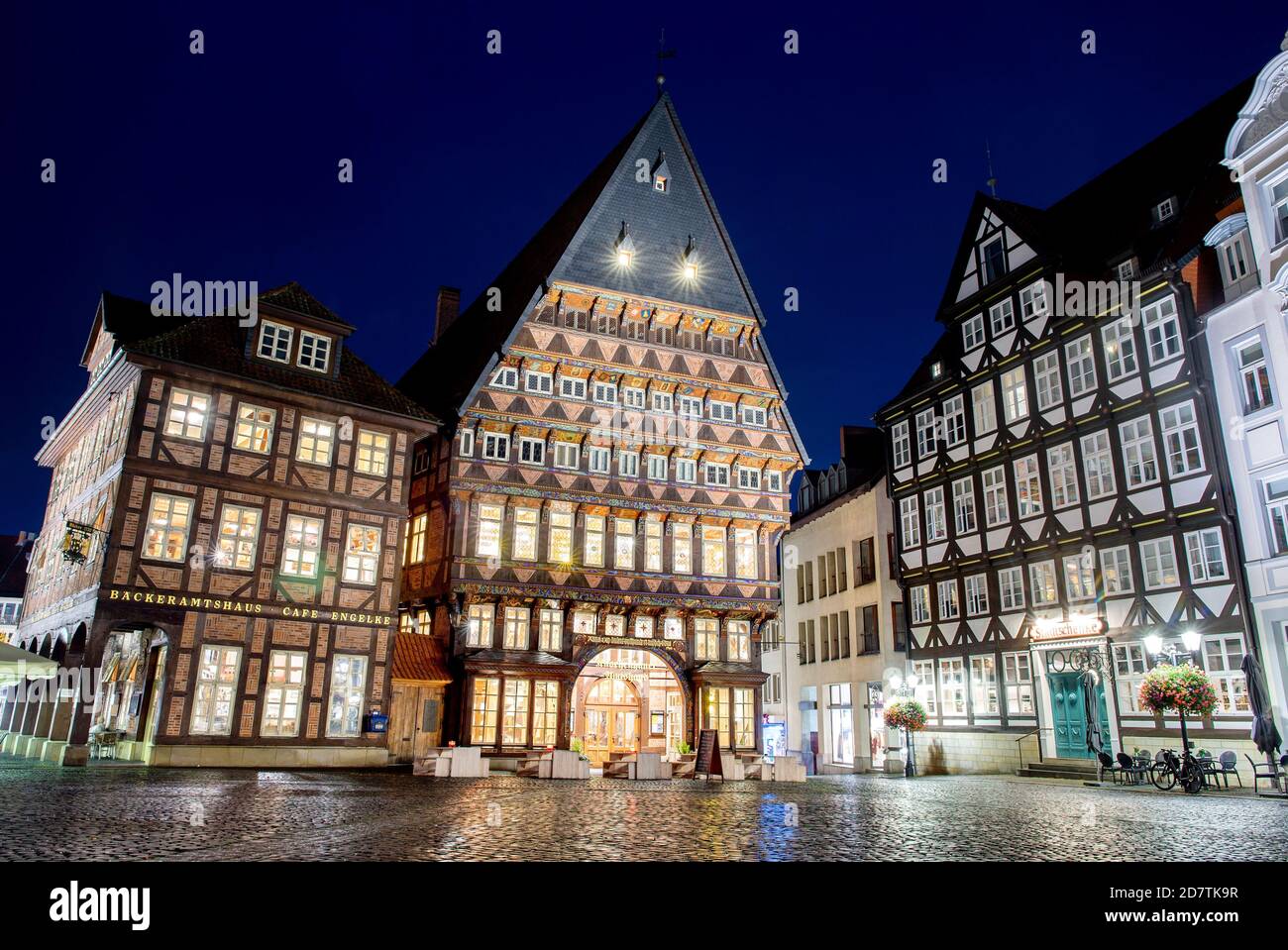 Hildesheim, Allemagne. 23 octobre 2020. Le bureau historique de coupe d'os avec de nombreuses décorations sur le toit et le bureau de boulangerie adjacent sont situés sur la place du marché dans le centre-ville. Hildesheim veut devenir capitale culturelle en 2025. Le 28.10.2020, un jury annoncera qui sera la capitale allemande de la culture en 2025. Credit: Hauke-Christian Dittrich/dpa/Alay Live News Banque D'Images