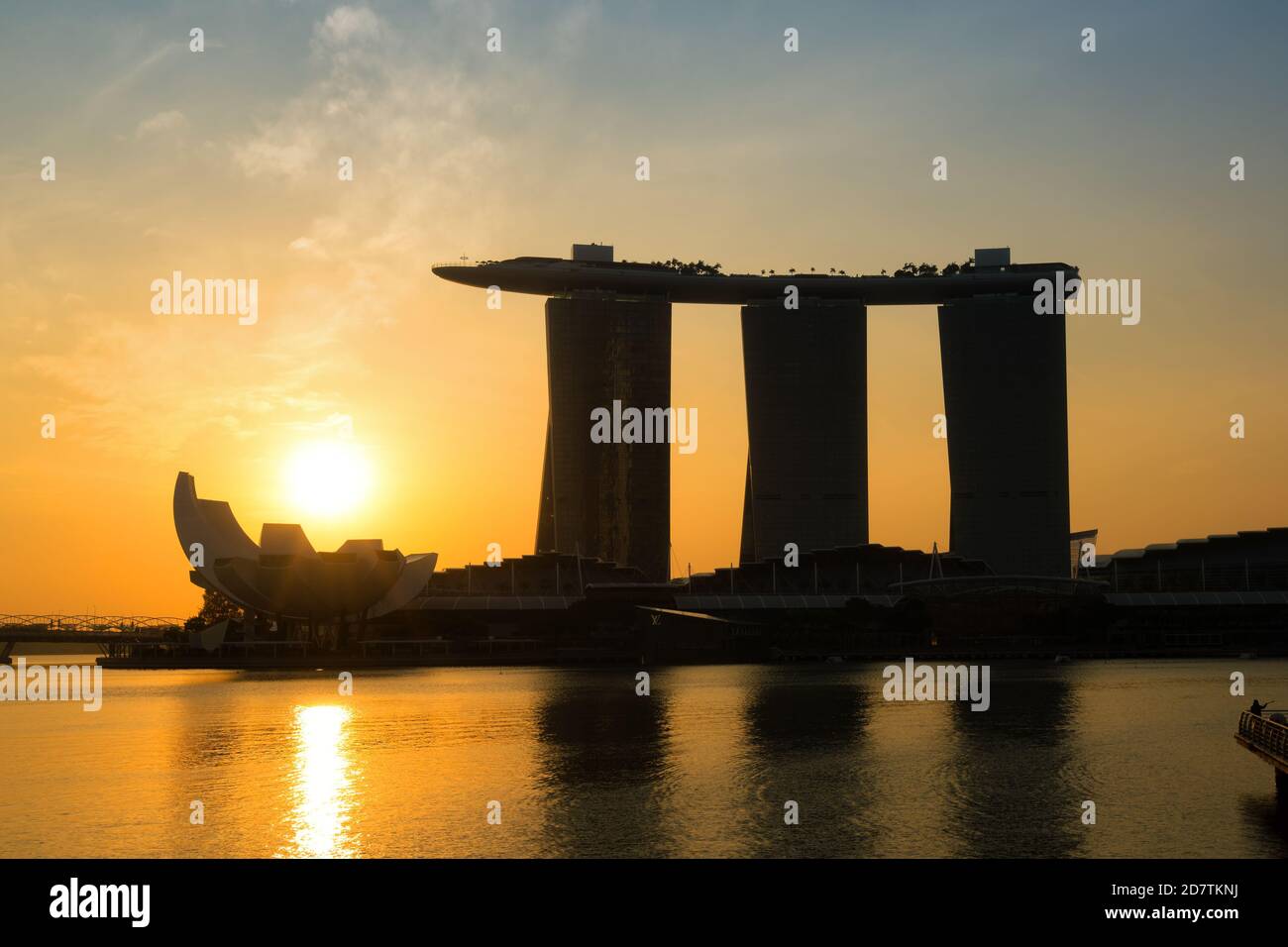 Singapour, SINGAPOUR - 10 FÉVRIER 2017 : Marina Bay Sands Hotel, site touristique de Singapour au lever du soleil matinal à Marina Bay, Singapour. Banque D'Images