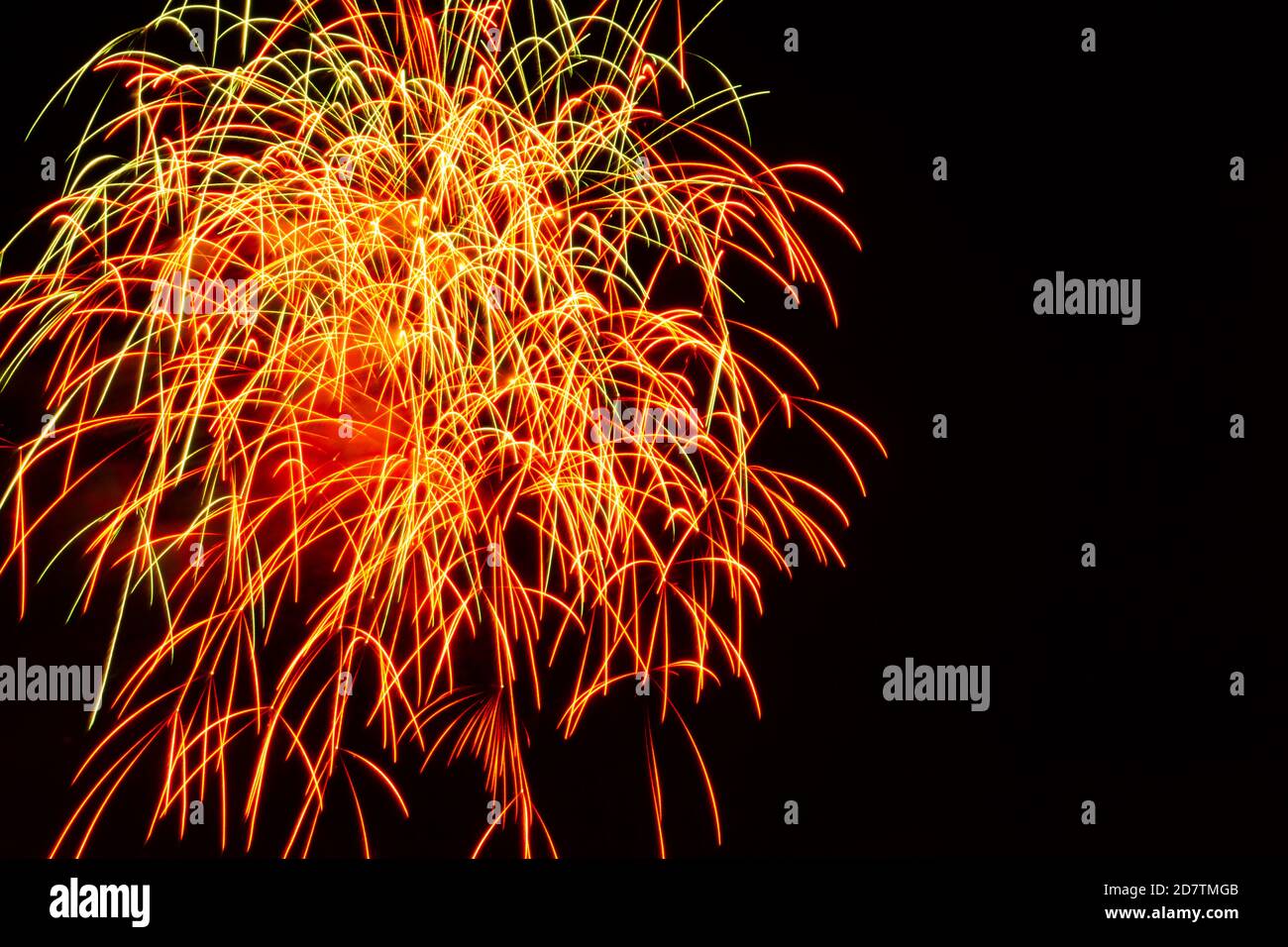 Ciel nocturne avec feux d'artifice rouge vert jaune en haut à gauche coin Banque D'Images