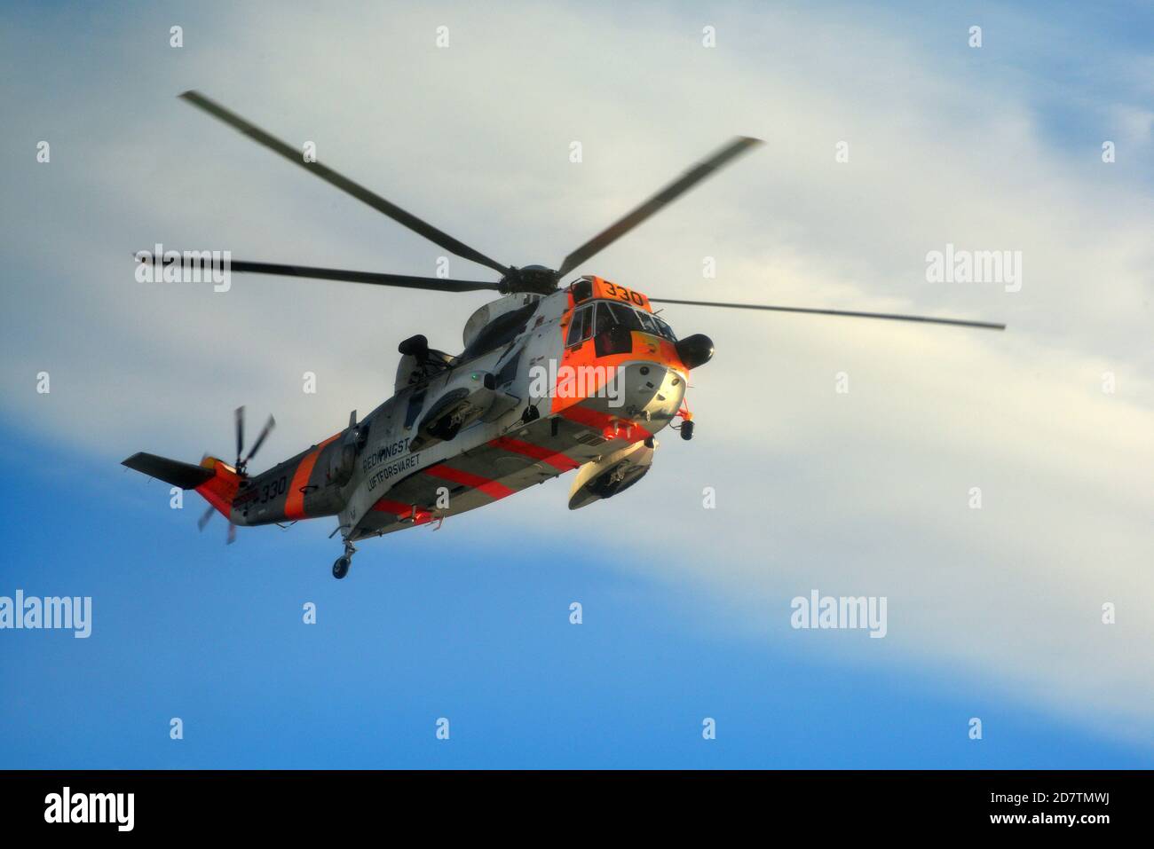 Hélicoptère de recherche et sauvetage Sea King du Royal Norvégien Air Force a vu voler au-dessus d'un navire en mer Banque D'Images