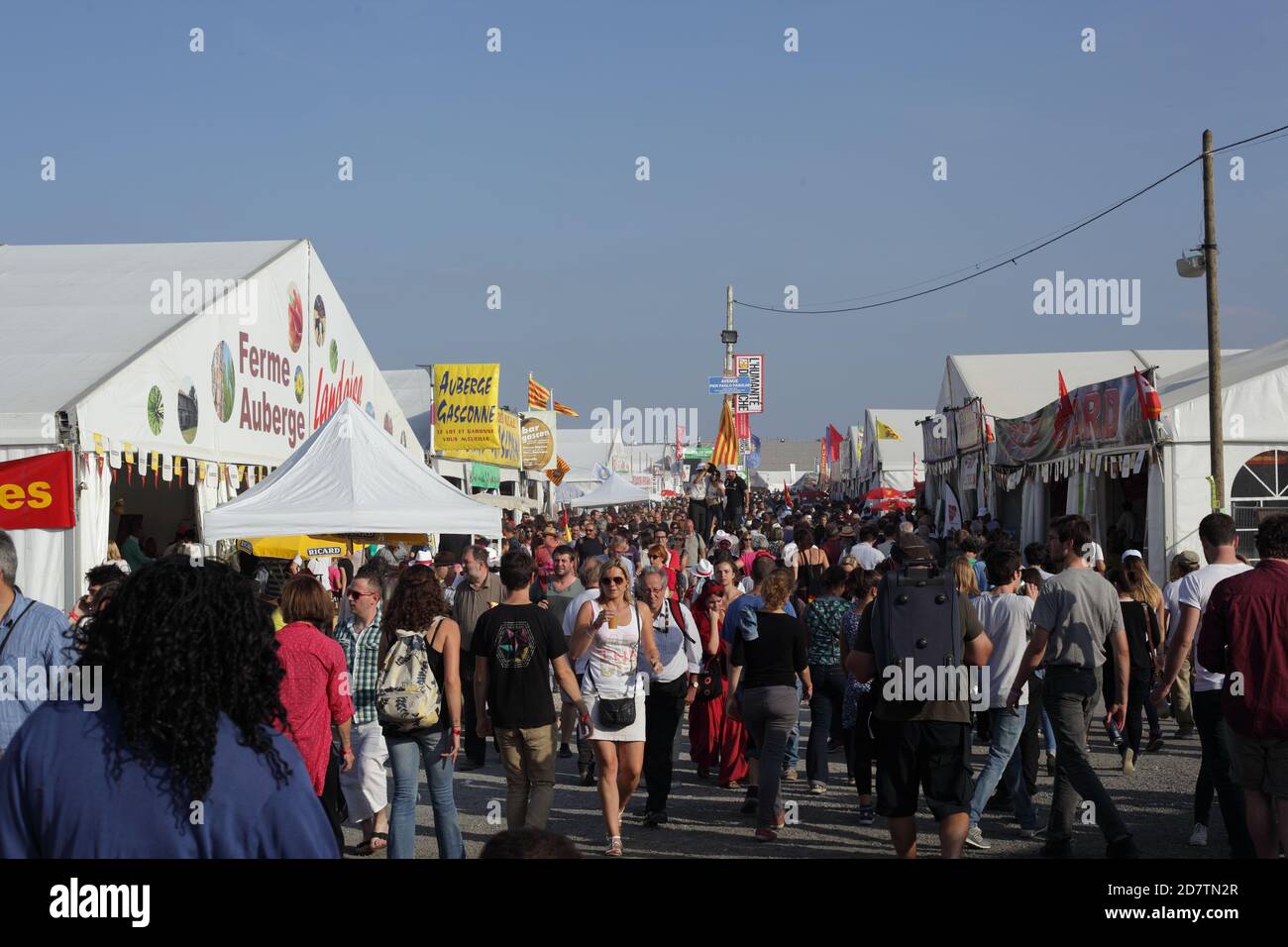 Fête de l'humanité 2014 Paris : beaucoup de gens dans une allée du festival de l'humanité Banque D'Images