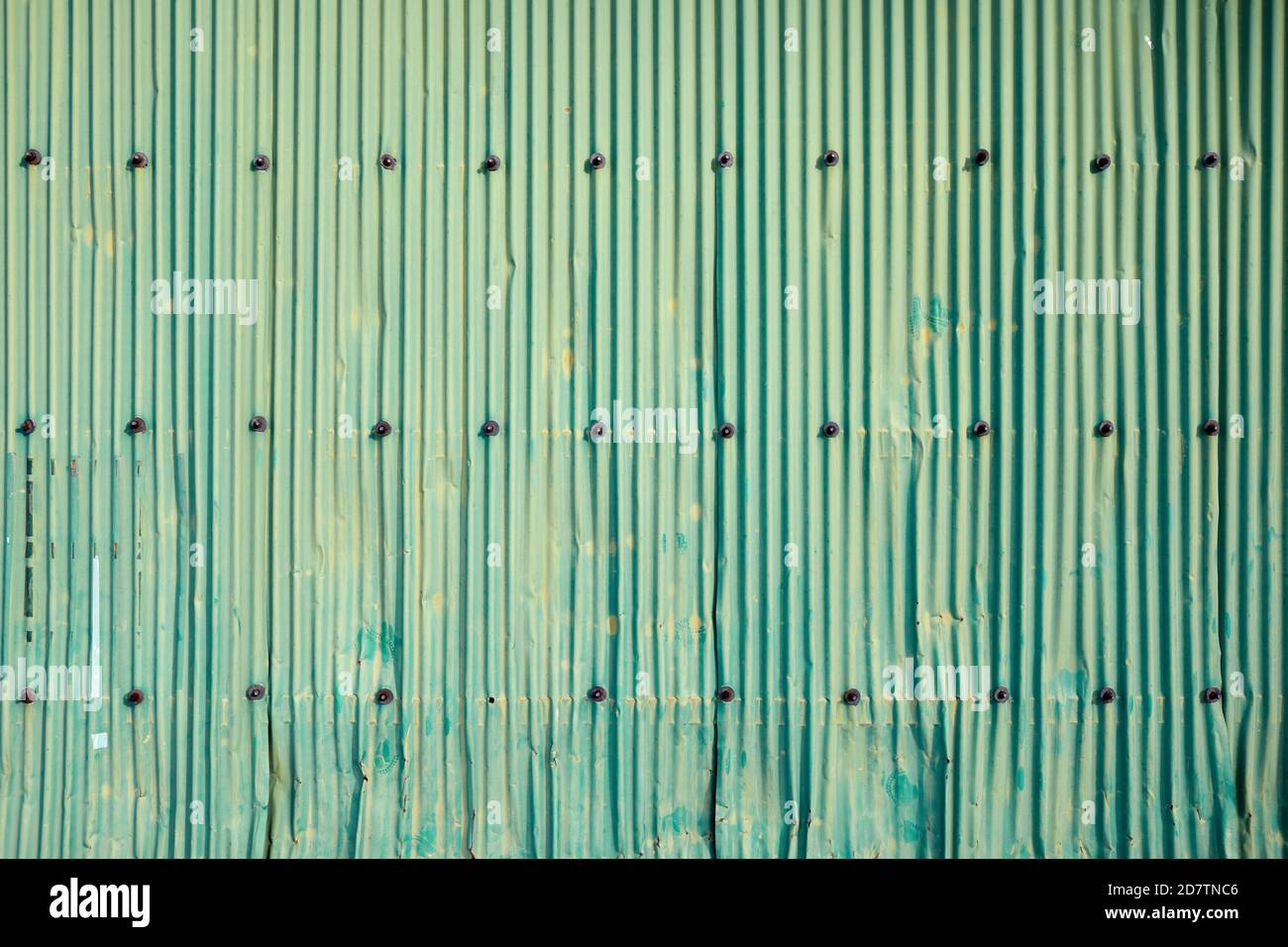 Paroi en métal ondulé abîmé, vert jaunâtre Banque D'Images Paroi en métal ondulé abîmé, vert jaunâtre Banque D'Images