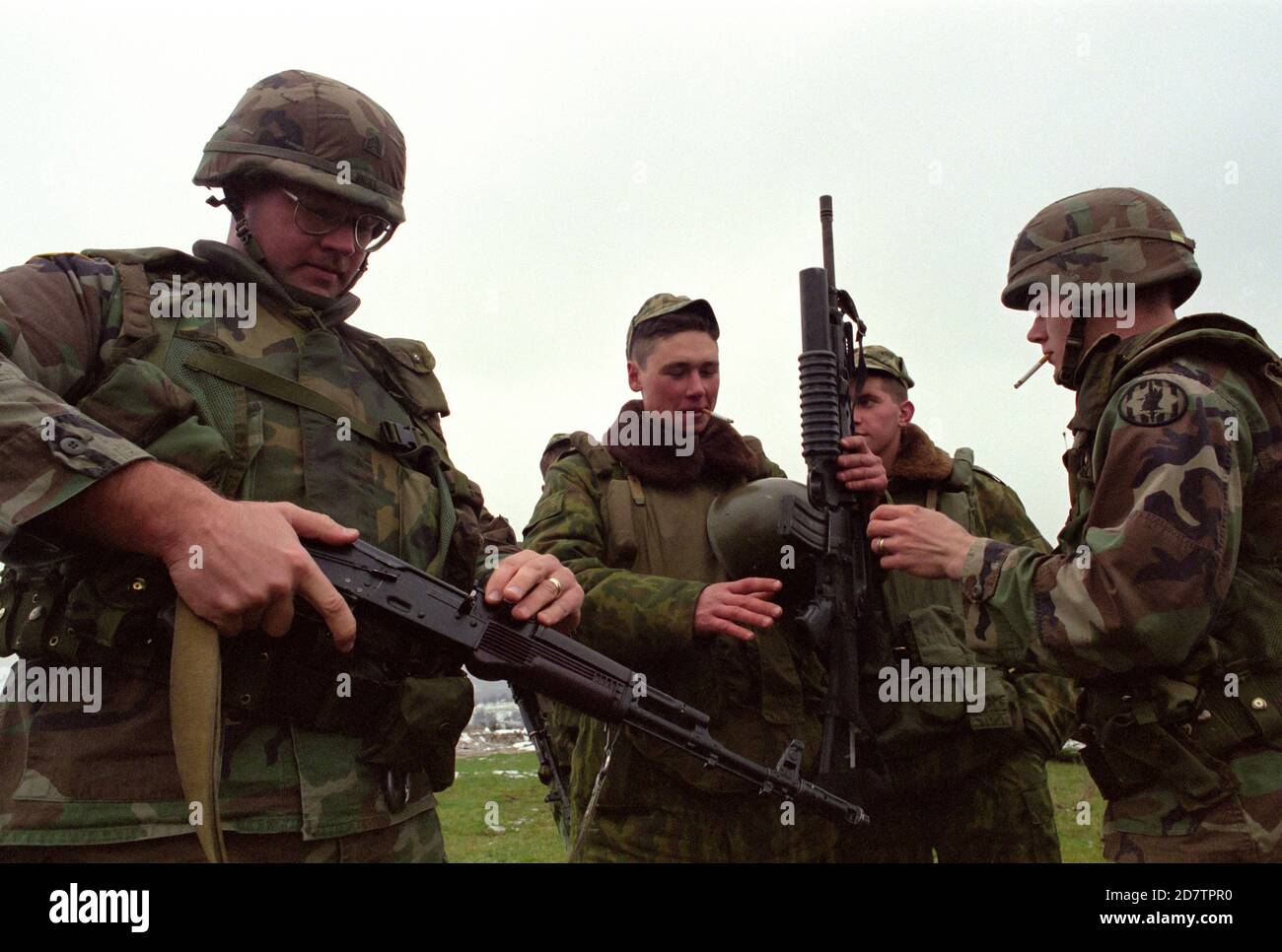 Patrouille conjointe de l'armée russe et américaine conduite pour montrer la présence militaire dans la zone contestée Oh la Bosnie norhteartern , mars 1998. (Photo/Amel Emric) Banque D'Images